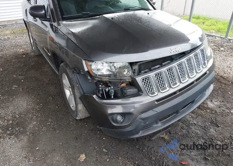2017 Jeep Compass Latitude 4X4 z USA, uszkodzony, nr VIN 1C4NJDEB8HD100260